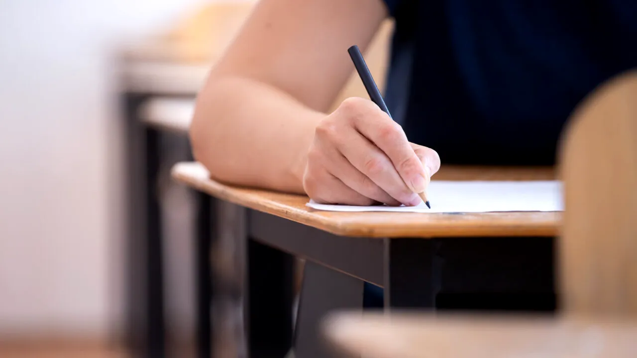 Elevii își pot vedea lucrările de la Evaluarea Națională înainte de a depune contestații. Care este procedura