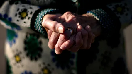 STRIGĂT DISPERAT. O bătrână a sunat la 112 și a spus că nu are de mâncare. Polițiștii s-au mobilizat imediat