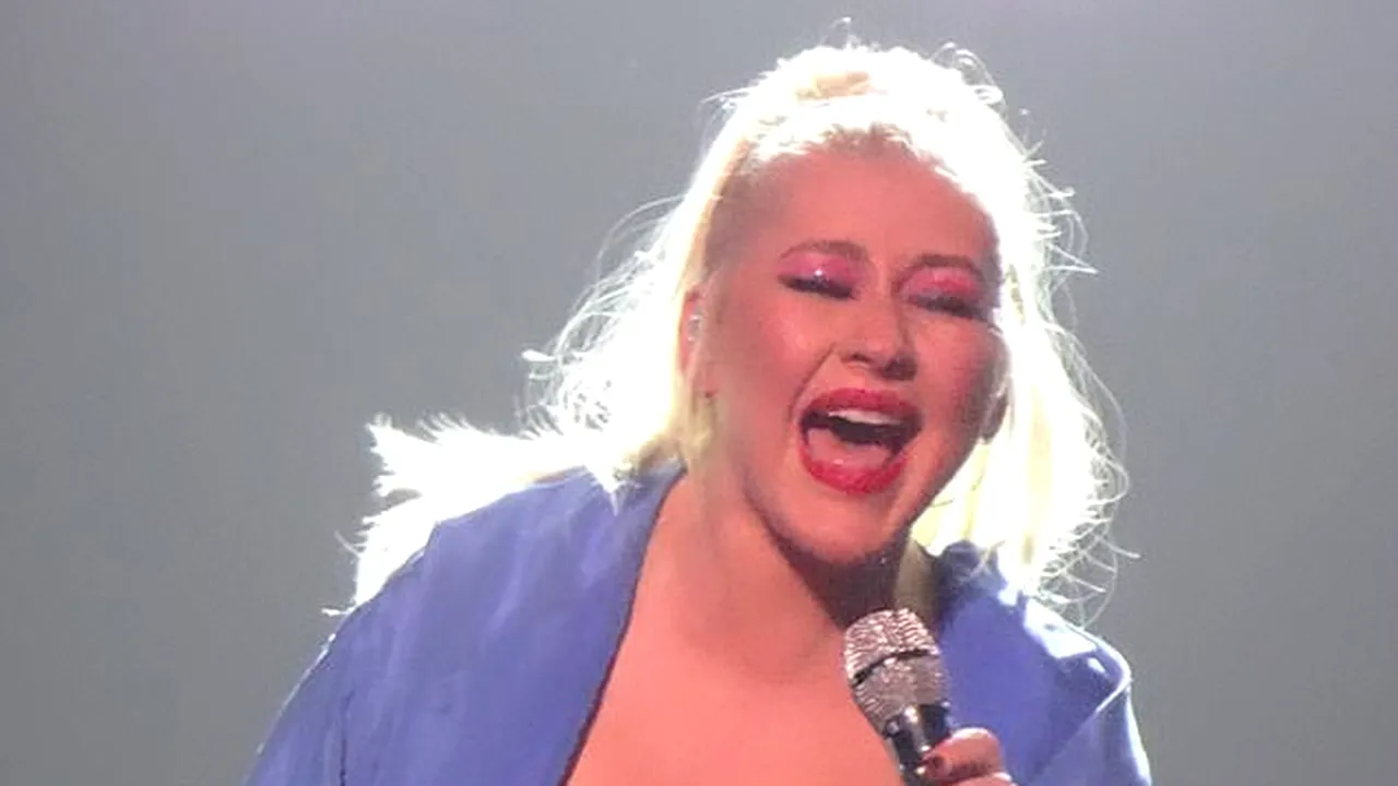 Christina Aguilera, protagonista unui accident vestimentar. Artista și-a continuat concertul, deși decolteul i-a jucat feste - FOTO