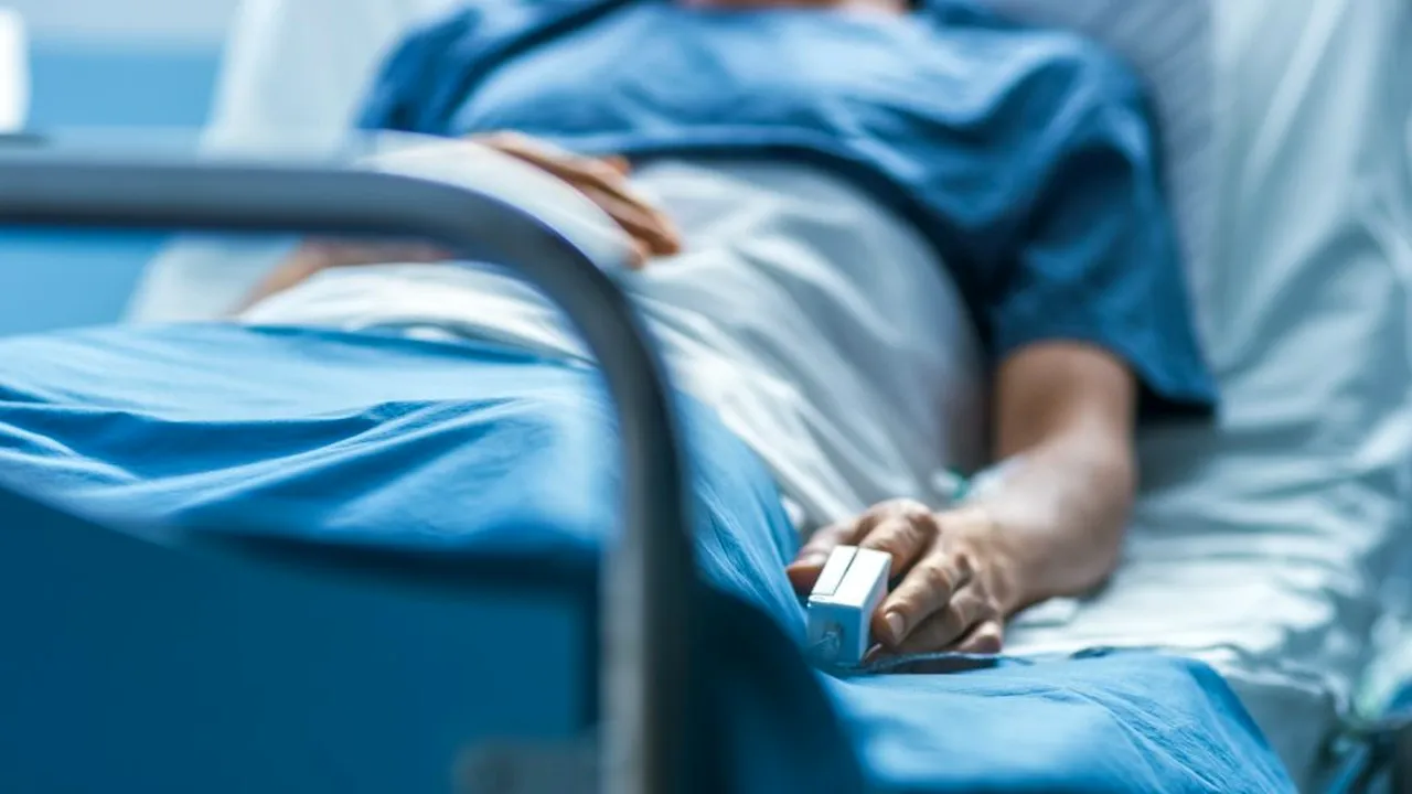Un bărbat vindecat de COVID-19 a murit la două ore după ce a fost externat