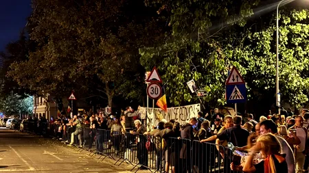 A unsprezecea noapte de proteste în fața Arestului Central, unde este închis Călin Georgescu. Ce scandează acum cele 200 de persoane