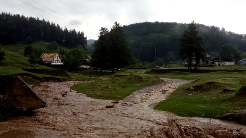 Cod ROȘU de ploi în România! Vremea rea face ravagii
