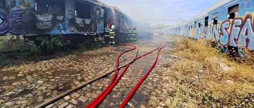FOTO-VIDEO: Incendiu la trei vagoane dezafectate între Podul Grant şi Podul Basarab, din Capitală / Circulația trenurilor nu este afectată