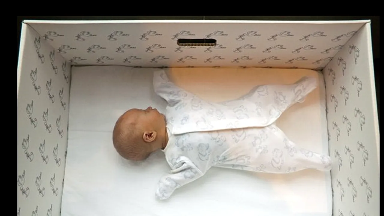O tradiție veche de 75 de ani: De ce dorm bebelușii finlandezi în cutii de carton