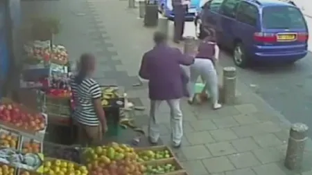 Bătaie cruntă între două femei. Totul a pornit de la o mașină staționată neregulamentar