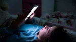 Mai mult de jumătate dintre adolescenți folosesc telefonul după miezul nopții. Specialiștii avertizează asupra efectelor