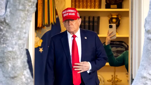 Trump susține că SUA „controlează total” Strâmtoarea Ormuz și amenință Iranul dacă încearcă să schimbe situația: „Vor fi distruși”