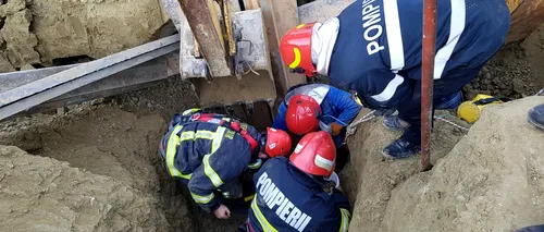 Doi muncitori au fost prinși sub un mal de pământ, în Vâlcea. Pompierii încearcă să-i salveze. Imagini dramatice de la fața locului