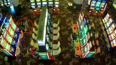 Imagini incredibile surprinse într-un cazino! Minor de doar 12 ani joacă poker după ce fusese strecurat pe ascuns în sala de jocuri de mama lui - FOTO