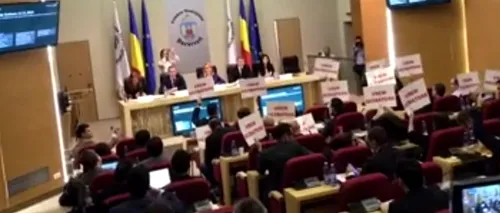 Consilierii PSD, aluzie la refuzul lui <i class='ep-highlight'>Iohannis</i>: Pancarte în CGMB cu mesajul „Vrem dezbatere - VIDEO 