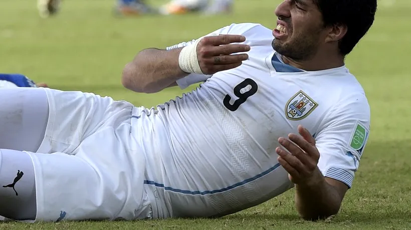FIFA va deschide o anchetă după fapta lui Luis Suarez. Imagine în articol: probabil cea mai CLARĂ captură a momentului în care atacantul uruguayan își mușcă adversarul