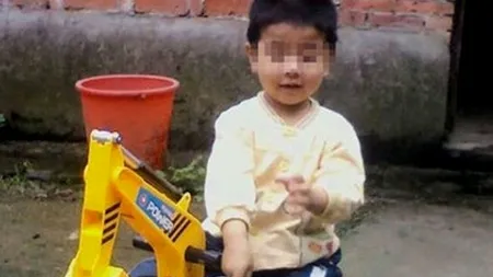 O femeie din China și-a obligat fiul de 4 ani să bea benzină, apoi i-a dat foc