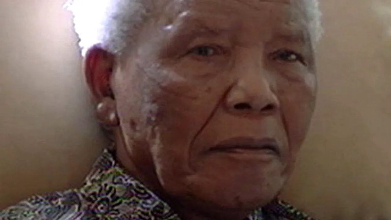 Mandela este în continuare la spital, într-o stare 