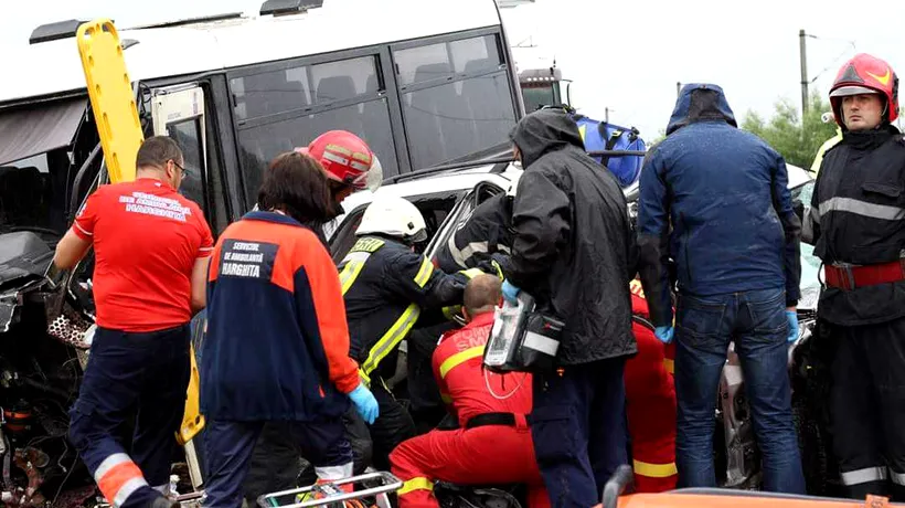 Un microbuz cu 20 de pasageri s-a ciocnit cu un autoturism pe DN 12 în Sâncrăieni, Harghita: 2 morți și 13 răniți. galerie foto