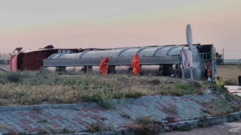 Pericol de explozie! O cisternă încărcată cu 24 de tone de diluant s-a răsturnat în Buzău