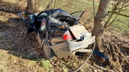 Imagini șocante în Sibiu! Cum arată un BMW după ce șoferul a pierdut controlul mașinii și s-a izbit de un copac! GALERIE FOTO