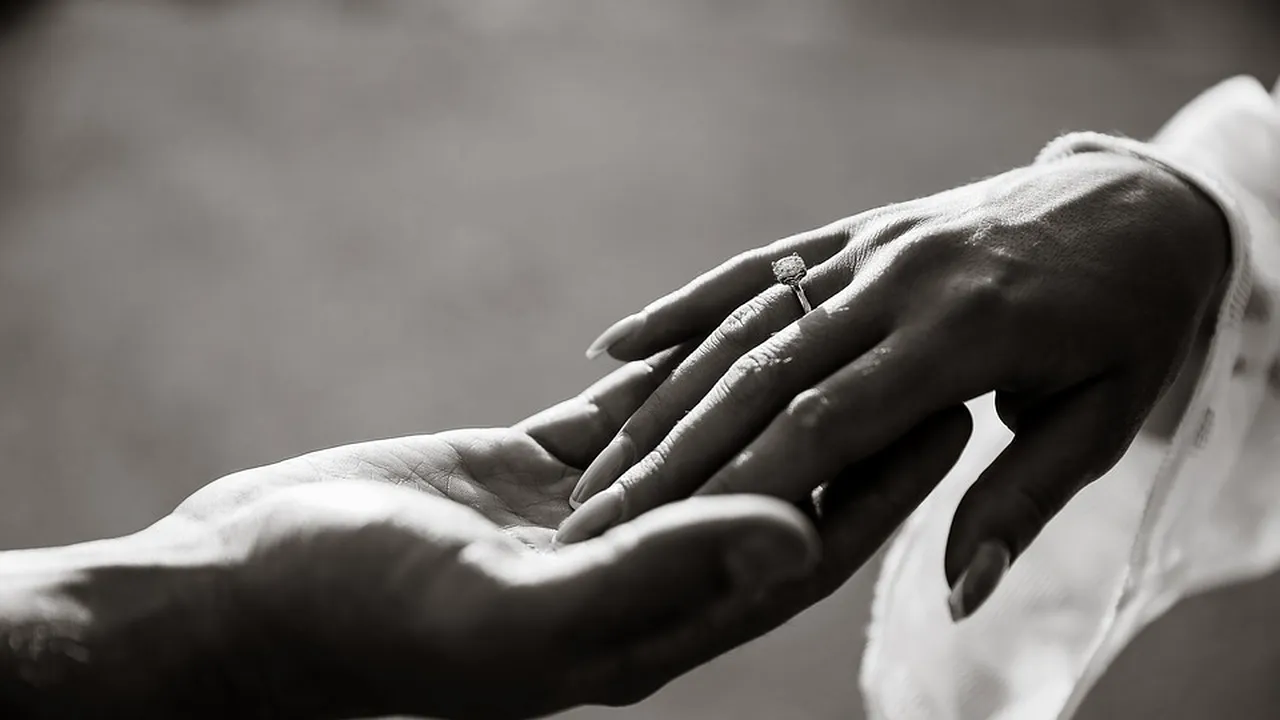 Un bărbat și-a cerut iubita în căsătorie după ce a găsit un inel de logodnă într-un pește. Care este răspunsul partenerei