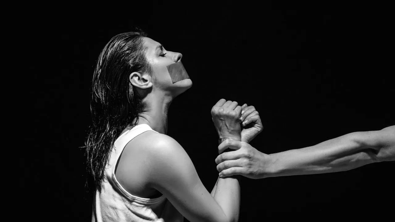 Tânără româncă, atacată de hoți și legată cu bandă adezivă în miez de noapte în Austria!