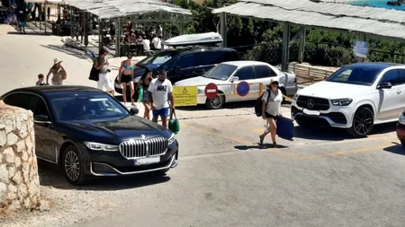Două mașini românești parcate la marginea unei plaje din Lefkada, motiv de DISCUȚII aprinse pe rețelele de socializare
