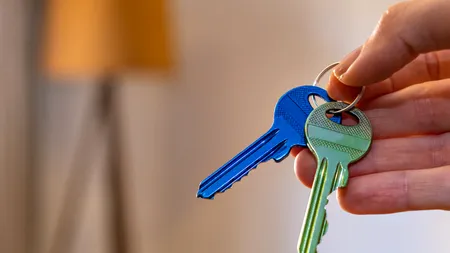 Cazul ciudat al unei femei din IAȘI care a moștenit un apartament și a ajuns datoare sie însăși. De ce nu poate nici măcar să intabuleze proprietatea