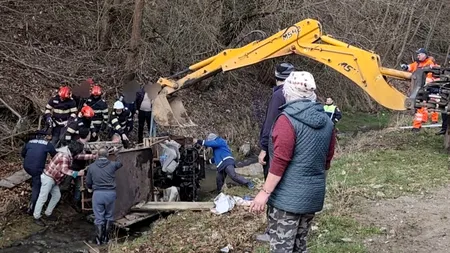 Scene dramatice de salvare în Argeș. Un bărbat a rămas captiv sub vehiculul răsturnat într-un pârâu