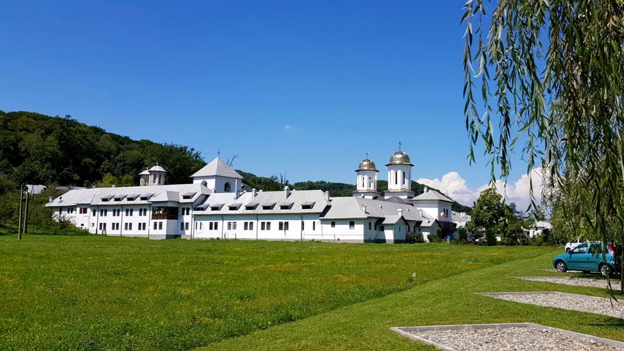 JAF la o mănăstire din județul Vâlcea. Hoții sunt căutați de polițiști