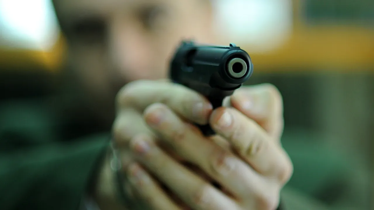 Demnitarii, magistrații și polițiștii pot procura arme letale fără absolvirea unui curs