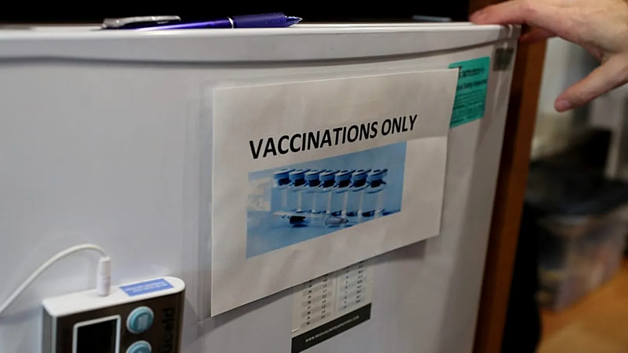Vaccinarea anti-COVID a românilor riscă să devină un „coșmar logistic”/ Europarlamentarul Dan Nica: Transportul, depozitarea şi distribuirea la minus 80 de Grade a vaccinului, esențială