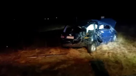 VIDEO | Mașină lovită de tren în județul Argeș. Șoferul de 62 de ani nu a ținut cont de semnalul sonor al locomotivei