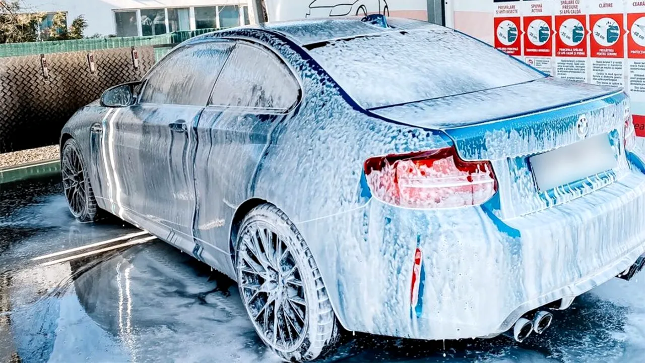 Ce a pățit o șoferiță după ce și-a dus mașina la o SPĂLĂTORIE din Câmpina. Abia când a ajuns acasă, și-a dat seama ce îi făcuse angajatul