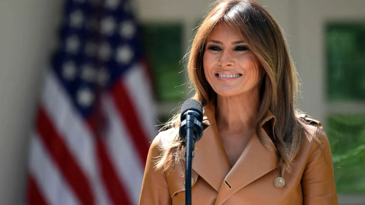 FOTO. Melania Trump poartă mască de protecție, spre deosebire de soțul ei