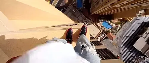 Video extrem. Un tânăr se deplasează pe pilonii situați la etajul 43 al unui hotel din Dubai