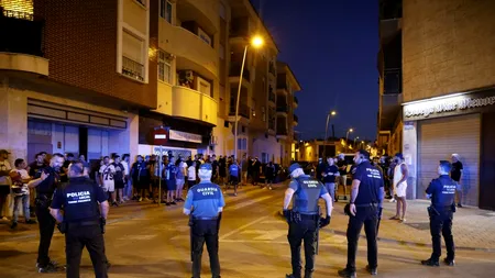 SPANIA: Opt persoane au fost arestate după confruntări între localnici și migranți