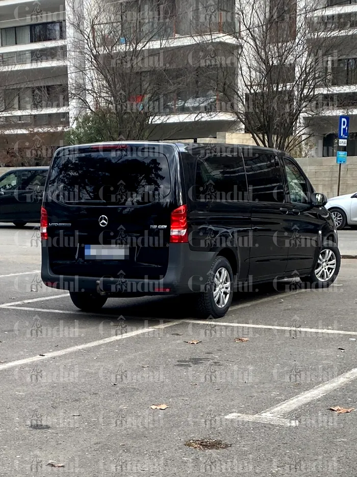 Mașina cu care a sosit la întâlnire Sică Mercedes