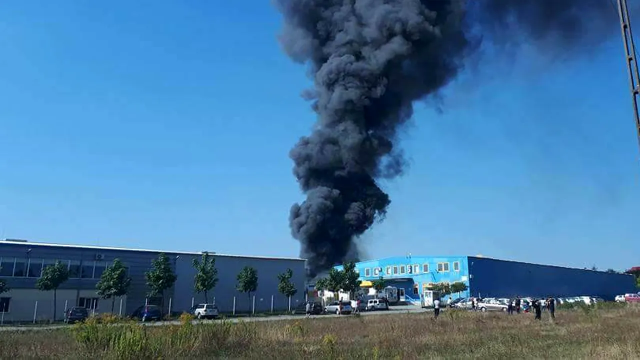 Incendiu puternic la fabrica de mobilă Dalin din Reghin 