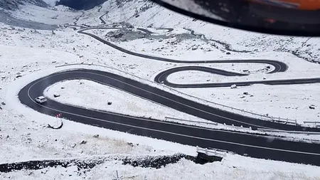 Transfăgărășan, acoperit de zăpadă. Circulație rutieră în condiții de iarnă 
