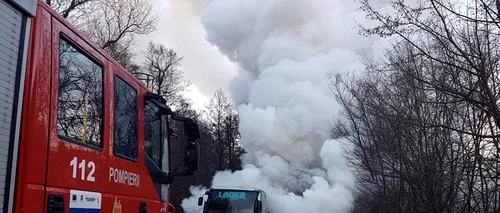 Un autocar în care se aflau 17 persoane a luat foc pe un drum din Caraș-Severin