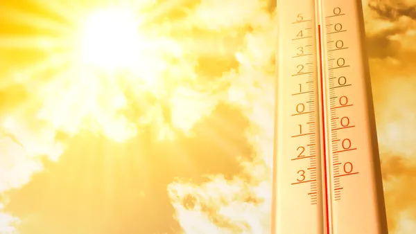 Cum să-ți menții casa răcoroasă în timpul unui val de căldură, fără ventilator sau aer condiționat