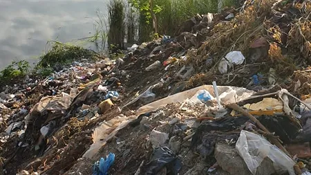 Peste 300 de tone de deşeuri a fost scoase din Lacul Fundeni în doar cinci zile. Reacția „Apelor Române”