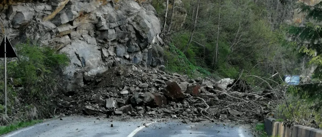 Transalpina: Circulație închisă temporar pe două porțiuni de drum din cauza unor căderi de pietre