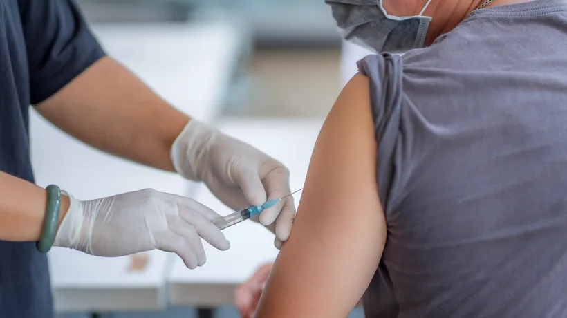Începând cu 1 februarie, românii vor fi imunizați și cu vaccinul Moderna. Care este diferența dintre acesta și serul de la Pfizer și ce trebuie să știți când mergeți la vaccinare