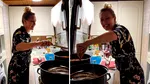 Elena Lasconi s-a filmat în bucătărie în timp ce îşi prepara zacusca. Ce reţetă preferată are primăriţa