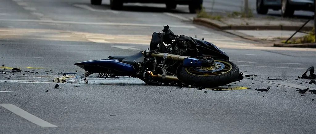 Motociclist, în stare CRITICĂ, după ce s-a izbit de un parapet de pe A4. A fost salvat de un medic aflat întâmplător la fața locului - VIDEO