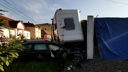Un TIR s-a răsturnat peste o mașină, într-un cartier din Bistrița. Au fost avariate mai multe autoturisme (FOTO)