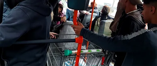 Imagini hilare și ireale în STB! Un bucureștean a intrat în autobuzul 112 cu căruciorul de cumpărături furat din supermarket