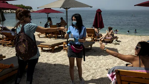 Ce au pățit doi turiști din România în Halkidiki. Cum au fost umiliți de angajații greci, pentru că s-au dus pe plajă cu o geantă frigorifică cu produse din afara unității