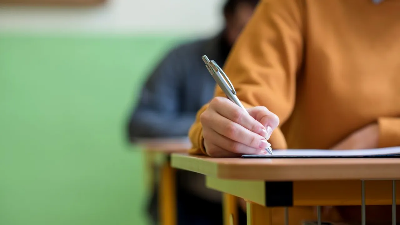 8 ȘTIRI DE LA ORA 8. Ministrul Educației a anunțat cum se vor desfășura examenele naționale, de la sfârșitul anului școlar