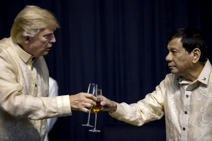 Președintele Donadl Trump toastează cu președintele filipinez Rodrigo Duterte de atunci, la Summitul ASEAN de pe 12 noiembrie 2017, de la Manila