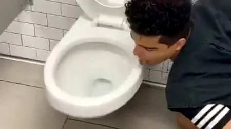 STUPID. Un influencer a lins în glumă un vas de toaletă, iar acum susține că a luat Coronavirus