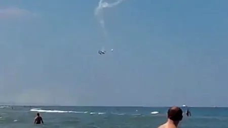 Au venit la plajă pentru o zi de relaxare. Când s-au uitat în sus, au avut un șoc. Tragedia a fost filmată